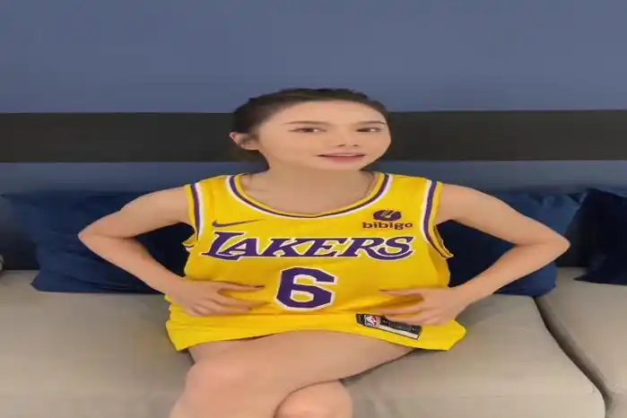 发际线逐渐后移美娜穿老詹球衣祝福高考生