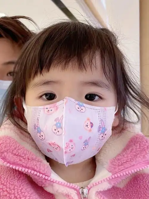 戴口罩的宝宝