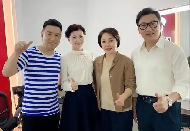 梁宇19岁成为广东台主持人27岁娶了女同事云菲现在当了领导