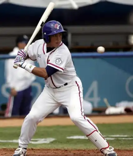 韩国棒球女神长相神似刘亦菲,清新脱俗,开球大秀"一字马"功底