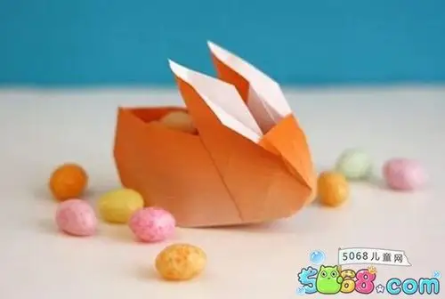 今天小编和大家带来的是一款可爱的小兔子造型的折纸盒子,大家是不是