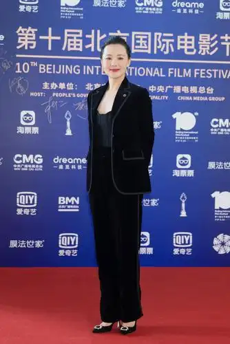 原创再次被咏梅惊艳50岁穿白色西装配黑直长说是少女也不过分