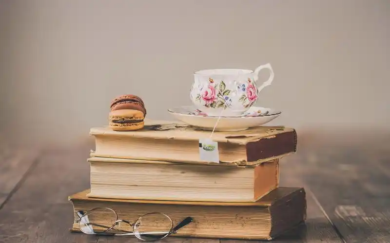 分享一组精致复古的书本图片壁纸给大家,书籍使人的心灵充实,书籍是