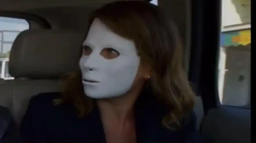 白色面具女boss对手下的指示