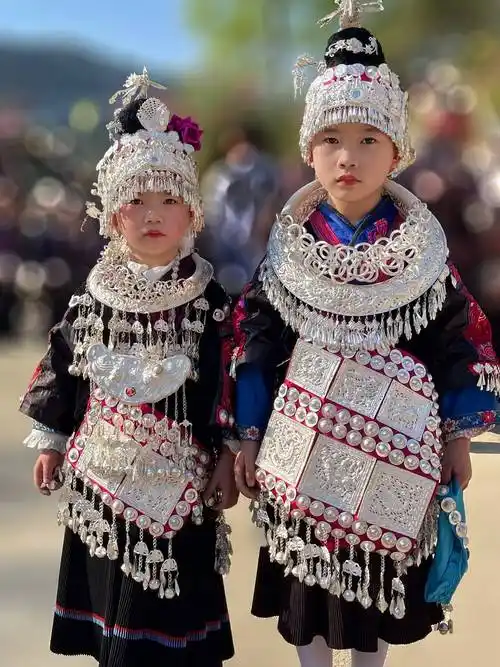 黔东南苗族服饰不下200种,是世界上苗族服饰最多,保存最完好的区域,被