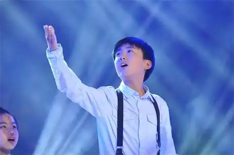 当天,马子跃是和干爹陈超来到"达人秀"舞台的.