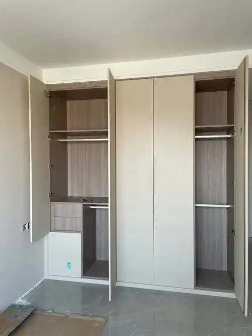 全屋定制浅咖色一门到顶柜子