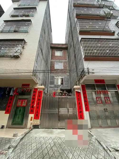 出售二小附近自建房一幢五层362x1775房屋12米带花园5米半2017年建