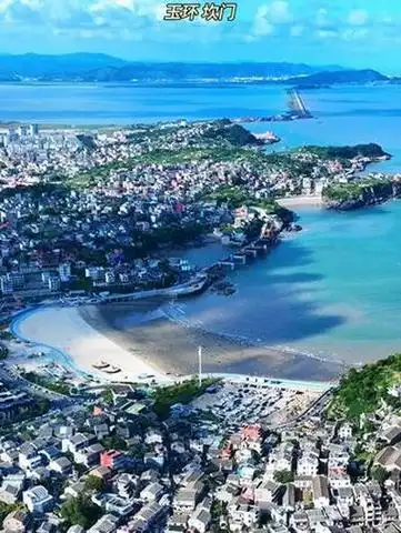 玉环坎门后沙,位于城镇中心,沙滩背山面海,礁石景观独特,海岛风貌别具