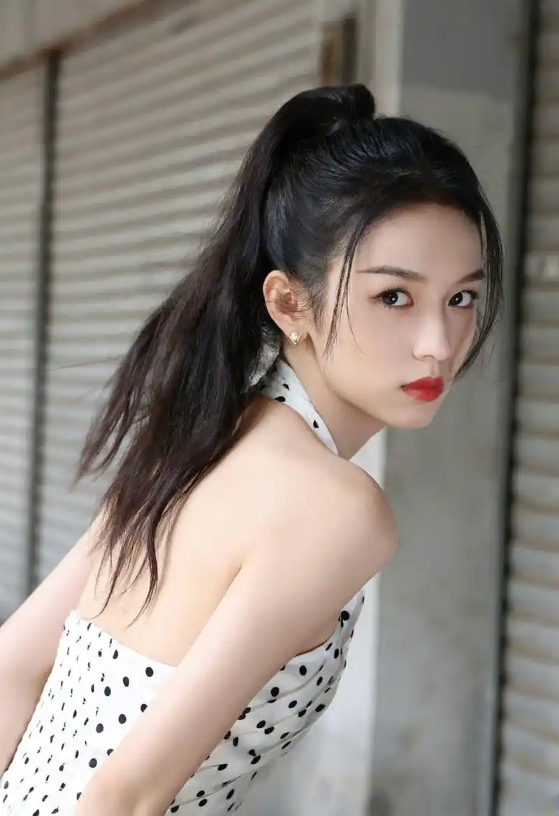 周也是中国正能量95后艺人,毕业于北京电影学院,是中国90后艺人中演技