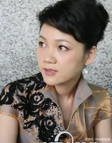 周群晒近照,美颜滤镜太重,看着不似本人