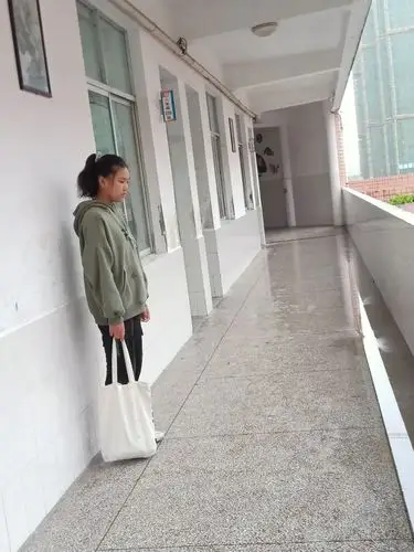 廖娇,早上自习迟到两分钟,我却让你在教室外罚站了一个小时.