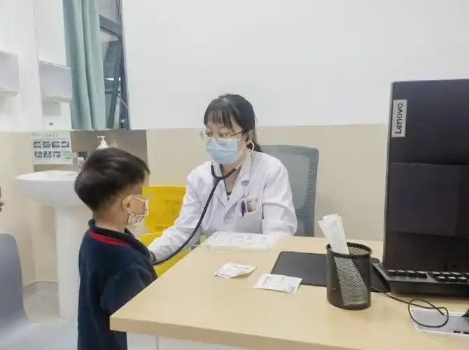 儿科医生正在给患儿看病针对儿科夜间医疗资源供需矛盾突出的问题