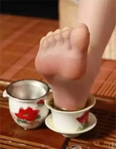 这是个喝茶需要大乳房的时代