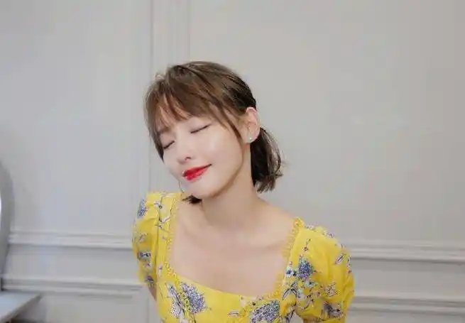 原创张嘉倪第一次做直播买超夸老婆谁让你这么美