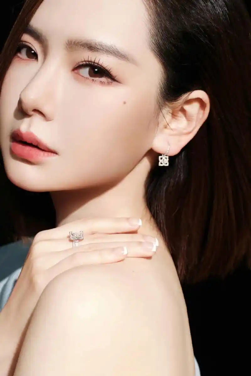 戚薇# 肤白貌美的容颜,清纯妩媚的眼神,眸光拨动浪漫涟漪,让人怦然