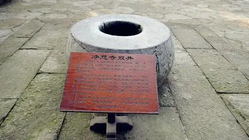 净慈寺,位于浙江省杭州市的西湖南岸,雷峰塔对面,是西湖历史上四大