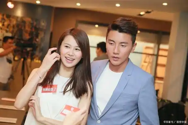 张子萱终于不给陈赫打码了,夫妻俩眯眼贴头合照好甜