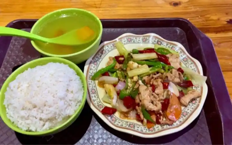 广西一家现炒快餐店,15元一份农家小炒肉,香辣下饭,吃着太爽了