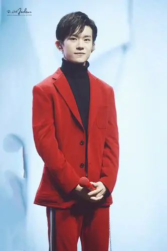 红色西装太帅了!
