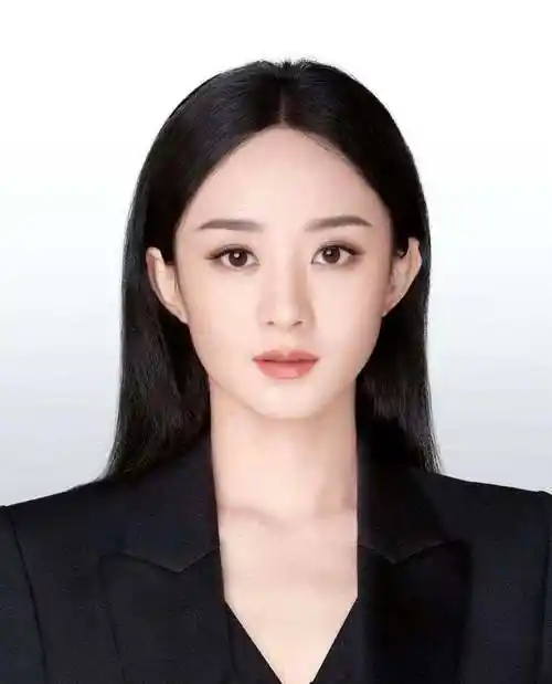 照也是略有差别,素颜的她还带点稚气及婴儿肥,脸上也能看见些许青春痘