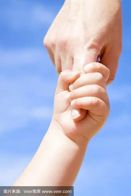 大人牵着孩子的手