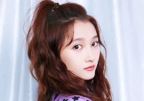 年轻女生苹果头扎发发型