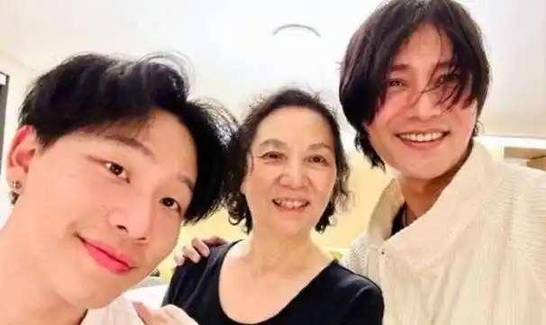 陈坤儿子晒豪车疯狂炫富!不料家庭照却曝光生母,陈坤终于回应!