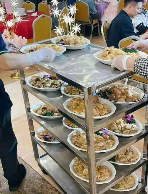 第一次吃广东酒席发现他们不抢菜也不藏菜特别讲究很有礼貌