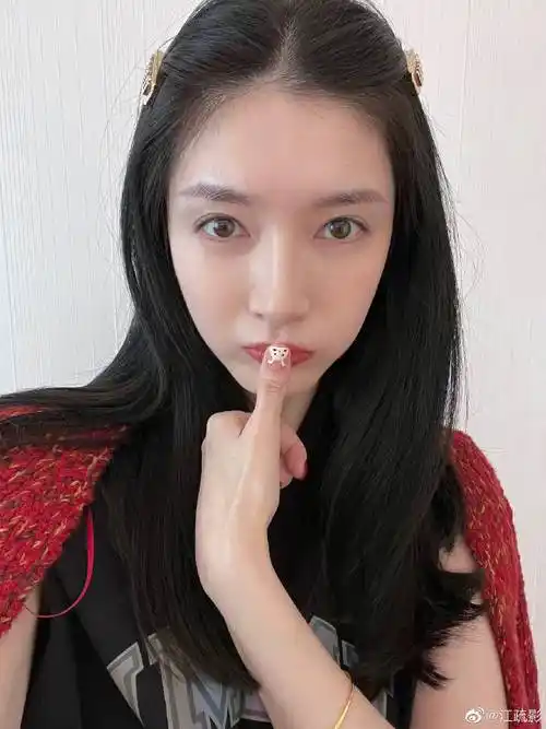 江疏影微博晒出一组照片,肌肤白皙如雪,美得让人窒息-爱读书