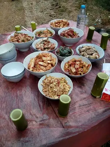 在大山野炊,做竹筒饭,品美酒山泉水做出来的饭就是不一样