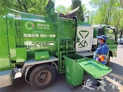 垃圾车按类换"新装" 收装功能一目了然