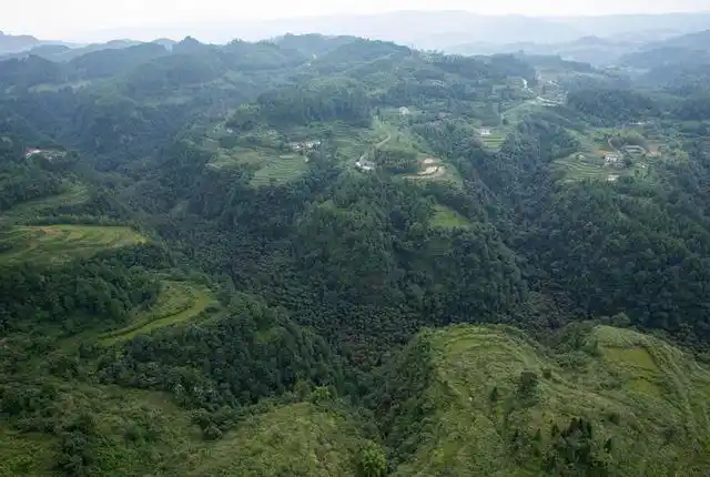 四川省威远县的穹窿地貌是四川盆地内一个陡然凸起的穹状背斜,由陡鲻