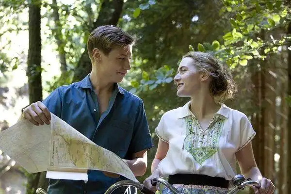 【看戏吧】《朗读者》首播感人,同名电影更是揪痛人心!