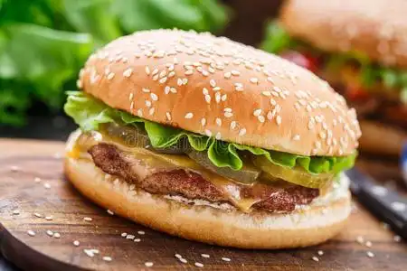 泡菜鸡肉鸡肉汉堡照片