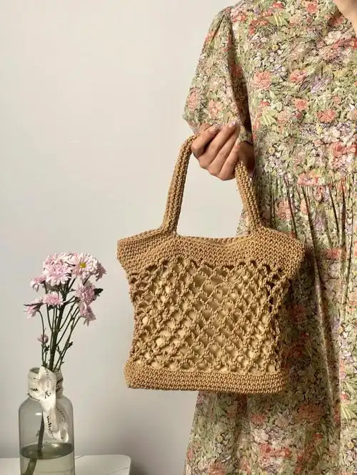 好夏天的草编包百搭又耐看和沙滩很搭