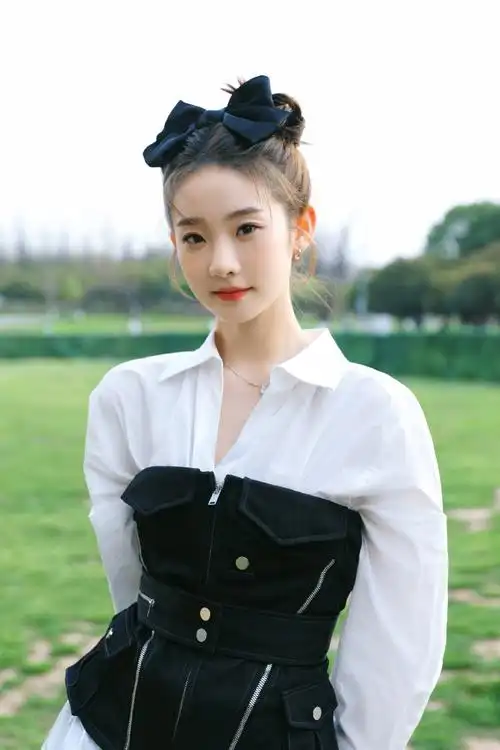 张艺凡白衬衫抹胸牛仔外套