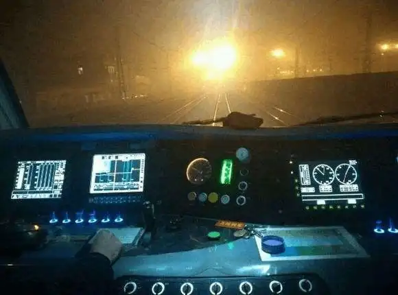 火车司机的驾驶室,比起高铁司机干净整洁的驾驶室工作环境差太多了.