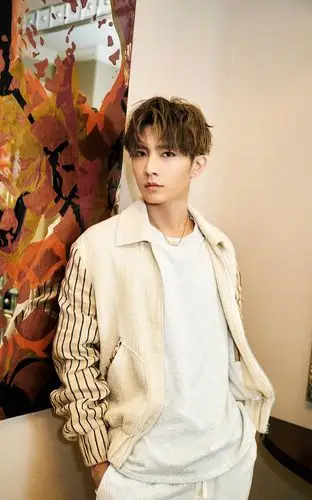 简介:炎亚纶简约帅气写真图片,分享一组炎亚纶图片给大家,图中的明星