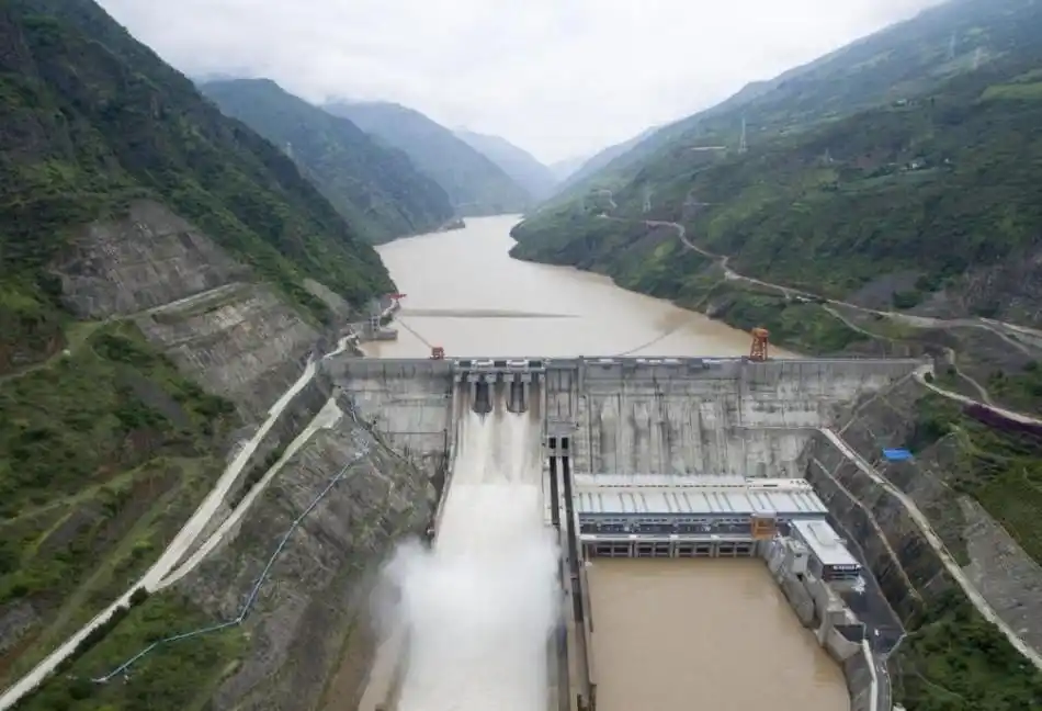 13 航拍金沙江梯级电站 咆哮江水变水库群