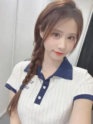 「一只小仙若」穿着学生制服还有绑着双马尾,穿着水手服的模样都很