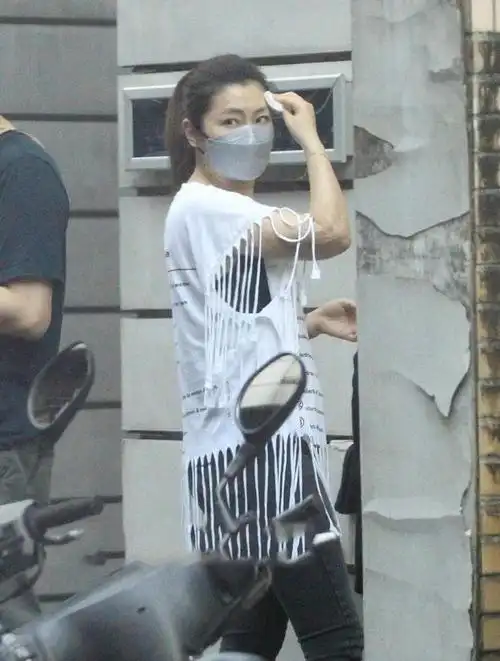 selina刚说不再婚就跟小7岁男友一起戴无名指对戒什么情况