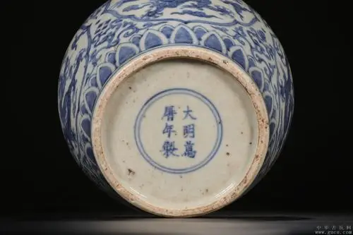 大明万历年制款青花龙纹罐