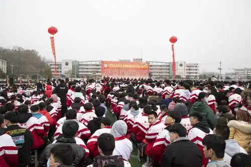 写美篇近日,位于河南省商城县观庙镇的观庙高中为1500名高三学生举行