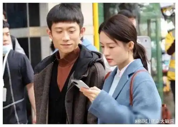 张一山和李沁的恋情被媒体曝光,两人被拍到手牵手逛街,他们的眼