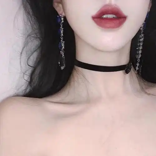 唯美露肩锁骨女生头像