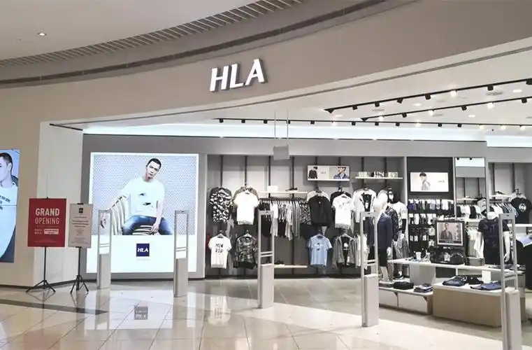 2022年财报显示,海澜之家品牌门店数5942家,其中直营门店1054家,净增