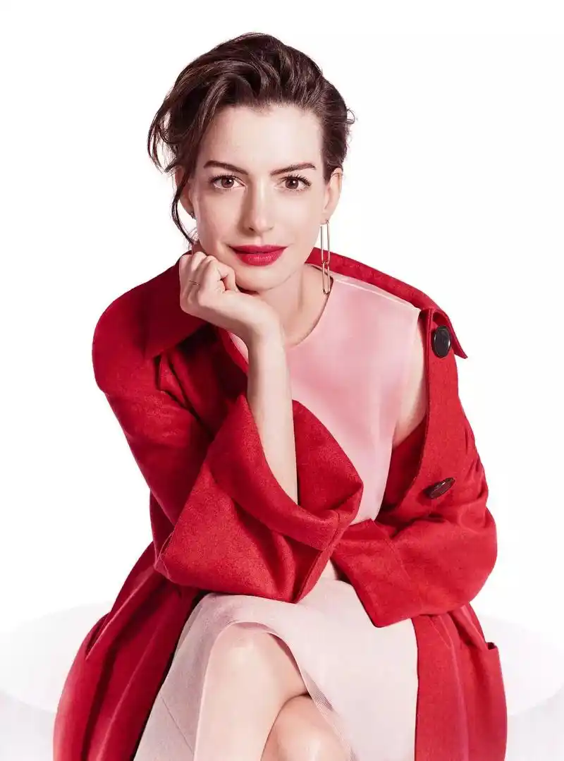安妮·海瑟薇身穿红色外套,浑身散发着一种端正且精致的美感.
