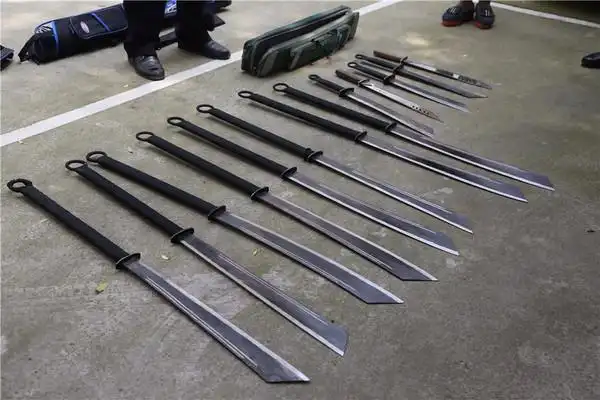 一群人相约萧山街头斗殴警方夜巡搜到10多把砍刀原因居然是