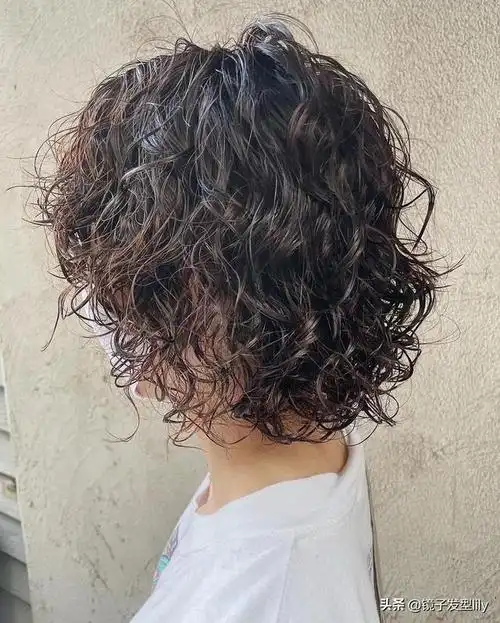 选发型一定要结合自身的头发状况,如果头发比较少的话,那羊毛卷是最好